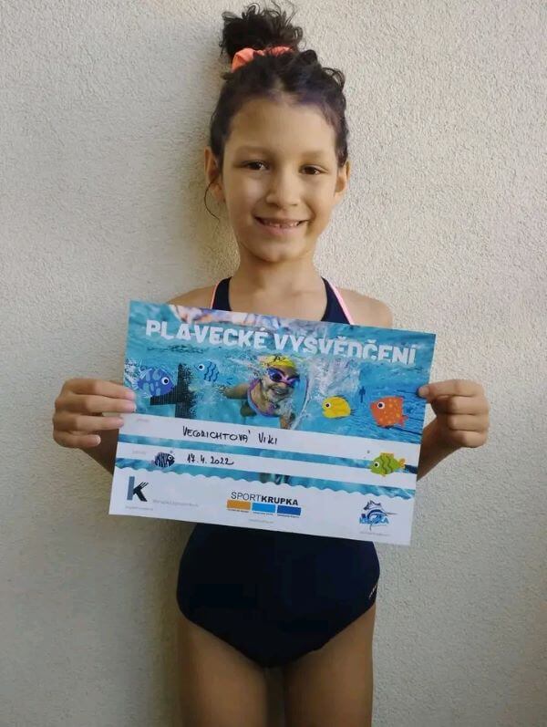Viki s plaveckým certifikátem